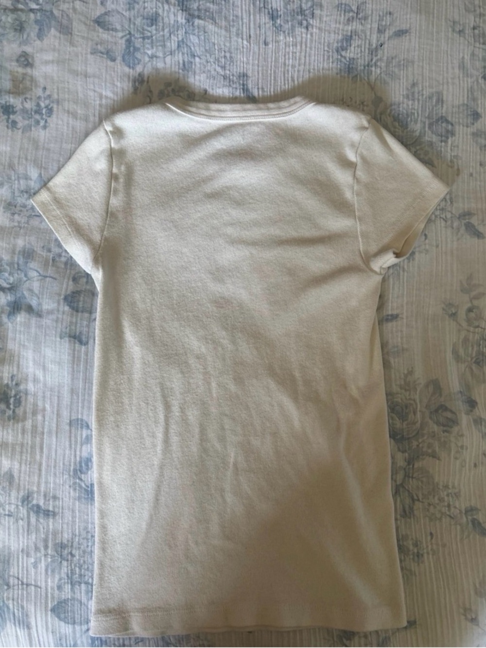 Brandy Melville Cream Short Sleeve Tee with Red '28' Graphic - Picture 3 of 3